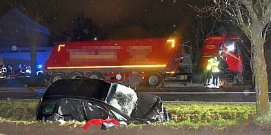 Opel wjechał wprost pod ciężarówkę. Nie żyje kobieta, d-54191