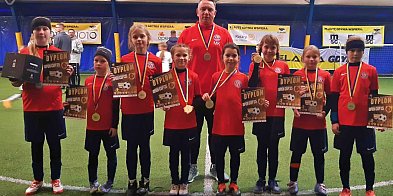 Piłkarki UKS Szóstka Inowrocław na podium turnieju w Gdyni-54224
