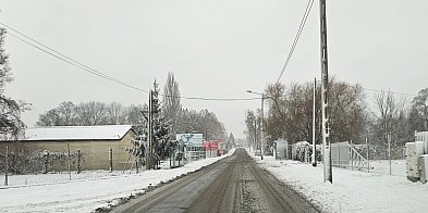Ślisko na drogach w Inowrocławiu. Spadł śnieg, służby p-54546