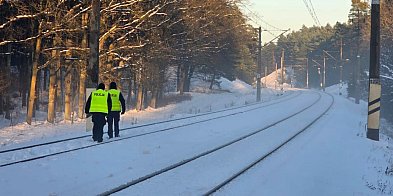 Policjanci z Gniewkowa patrolują kolejowe szlaki-54642