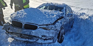 BMW skończyło w przydrożnym rowie. Uważajcie na drodze!-55618