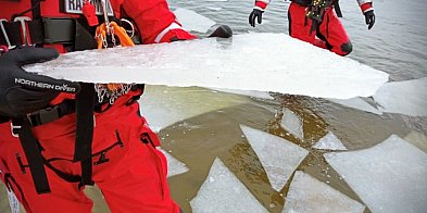 Policja i WOPR ostrzegają: Lód jest cienki!-55660