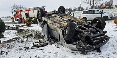 Jedna osoba w szpitalu po tym dachowaniu-55717