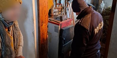 Policjanci pomogli seniorce. W domu było zimno-55903