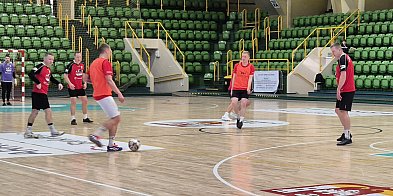 Garnitury zamienili na sportowe stroje