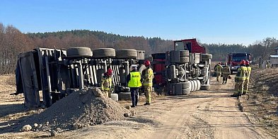 Ciężarówka przewróciła się na polu