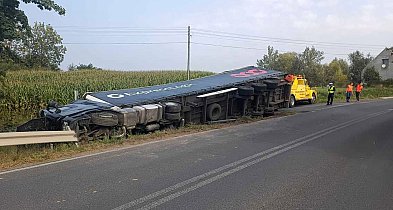 Ciężarówka w rowie. Kierowca z mandatem-52086
