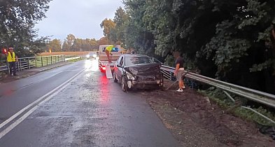 Peugeot 307 rozbity na łuku drogi. Za kierownicą 19-latka-52290