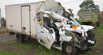 Bus wbił się w przyczepę rolniczą! Kierowca cudem przeżył-53127