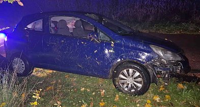 Z promilami za kierownicą – samochód w rowie, kierowca w kłopotach-53412