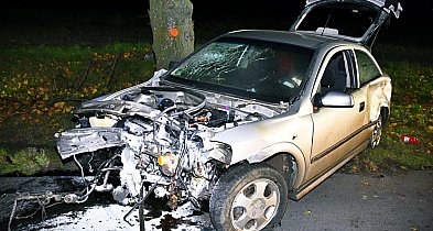 Jechał oplem bez uprawnień. Po uderzeniu w dwa drzewa skończył w szpitalu-53654