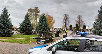 Policjanci czuwają nad bezpieczeństwem w rejonie cmentarzy-53693