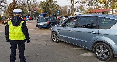 Zatrzymany przy cmentarzu. Nie miał prawa jazdy i był pijany-53804