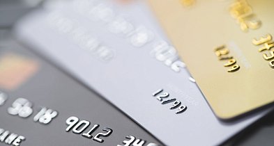 52-latek z Pakości wpadł po zakupach alkoholu i papierosów cudzą kartą-53960