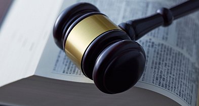 Chował się przed policją w mieszkaniu. Myślał, że „przesiedzi karę”-53945