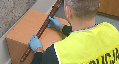 Spacerował po Janikowie z nogą od stołu i groził mieszkańcom-54074