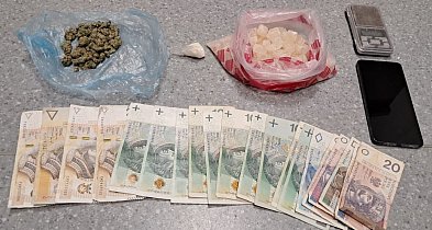 Z nożem po ulicy, narkotyki w pralce. 38-latek trafił do aresztu-54092