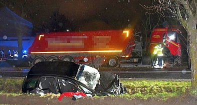 Opel wjechał wprost pod ciężarówkę. Nie żyje kobieta, dwie osoby ranne-54191