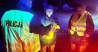 Policjanci rozdają kamizelki odblaskowe-54555