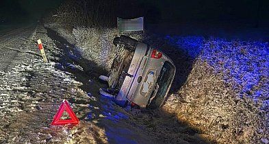 Renówka dachowała na oblodzonej drodze-54552