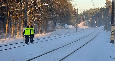 Policjanci z Gniewkowa zabezpieczają kolejowe szlaki-54642