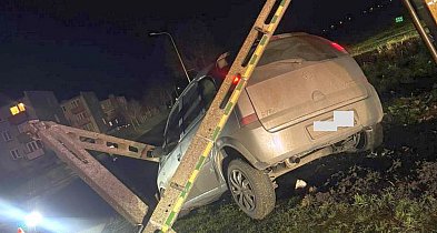 Przesadziła z prędkością i uderzyła w słup-55002