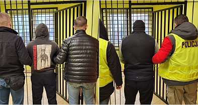 Zabrali 33-latka do auta i wywieźli do stodoły. Znęcali się i grozili śmiercią-55233