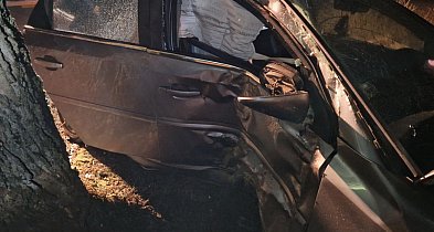 Opel skończył na drzewie. Uważajcie na drogach!-55420