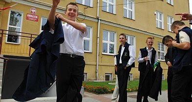 Czy szkoła może narzucać uczniom fryzurę i strój MEN wyjaśnia-55482