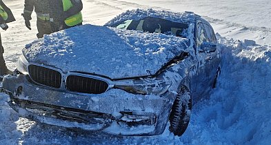 BMW skończyło w przydrożnym rowie. Uważajcie na drodze!-55618