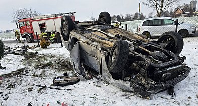 Jedna osoba w szpitalu po tym dachowaniu-55717