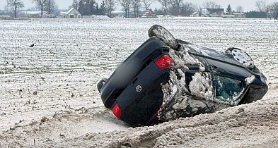 Volkswagen dachował na zjeździe z obwodnicy-55810