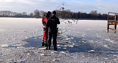 Lód na jeziorze to pułapka. Służby zabezpieczyły przeręble na Gople-55828