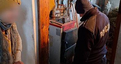 Policjanci pomogli seniorce. W domu było zimno-55903