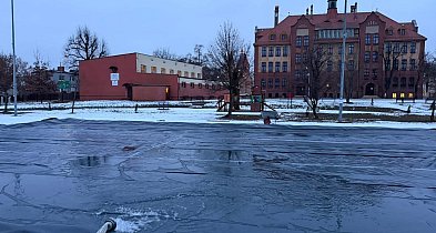 Strażacy wylewają kolejną ślizgawkę w mieście