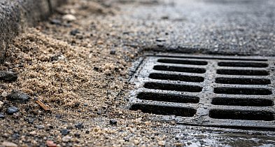 Apel prezesa wodociągów: Piasek po zimie zagraża drożności kanalizacji