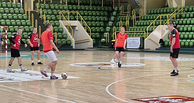 Garnitury zamienili na sportowe stroje