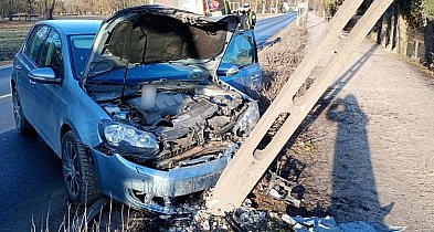 Trafił golfem w słup. Poranna kraksa w Pakości