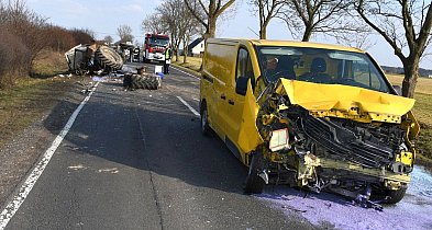 Groźny wypadek. Ciągnik rozleciał się na kawałki po zderzeniu z busem