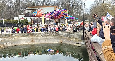 Inowrocław powitał wiosnę. Kolorowy pochód przeszedł przez Solanki