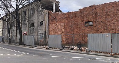 Trwa wyburzanie budynków dawnej winiarni w Kruszwicy [VIDEO]
