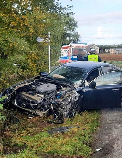 Lexus zderzył się z ciężarówką. Tragedia była o krok-53064