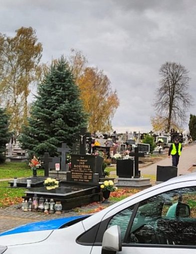Policjanci czuwają nad bezpieczeństwem w rejonie cmentarzy-53693