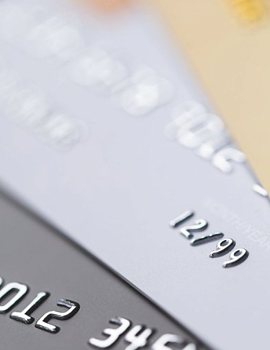 52-latek z Pakości wpadł po zakupach alkoholu i papierosów cudzą kartą-53960