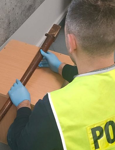 Spacerował po Janikowie z nogą od stołu i groził mieszkańcom-54074