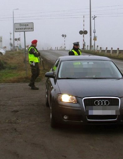 Akcja na przejeździe. Służby przypominały: z pociągiem nie ma szans-55230
