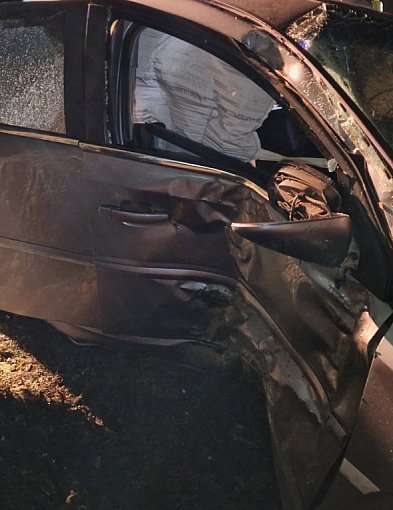 Opel skończył na drzewie. Uważajcie na drogach!-55420