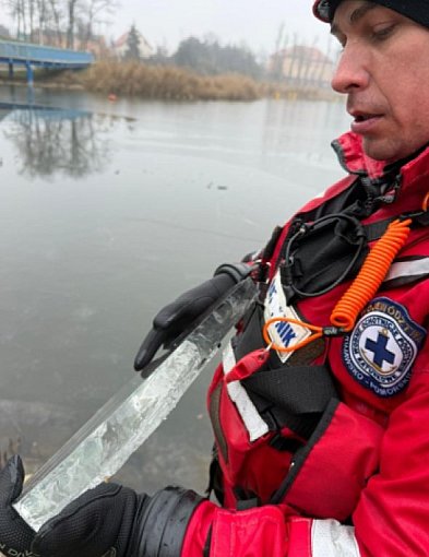 Cienki lód na Gople. WOPR ostrzega: nie wchodź na taflę-55411