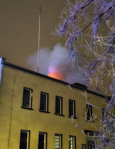 Pożar sadzy w kominie. Strażacy interweniują w Rojewie-55747