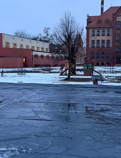 Strażacy wylewają kolejną ślizgawkę w mieście